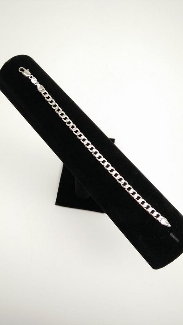 Sterling Silver Bracelet: Unisex Sterling Silver Bracelet With A Secure Lobster Claw Clasp, This Is A Lovely Choice To Compliment Just About Any Occasion. This Bracelet Is Great For Gift Giving Or For Personal Use. This Piece 