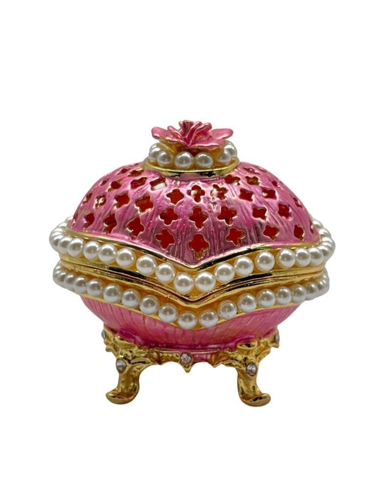 Pretty Pink Pearl Trinket Box: Pretty Pink Pearl Trinket Box A charming and elegant accessory that radiates timeless beauty. This trinket box is adorned with a lovely shade of pink and embellished with shimmering pearls, adding a