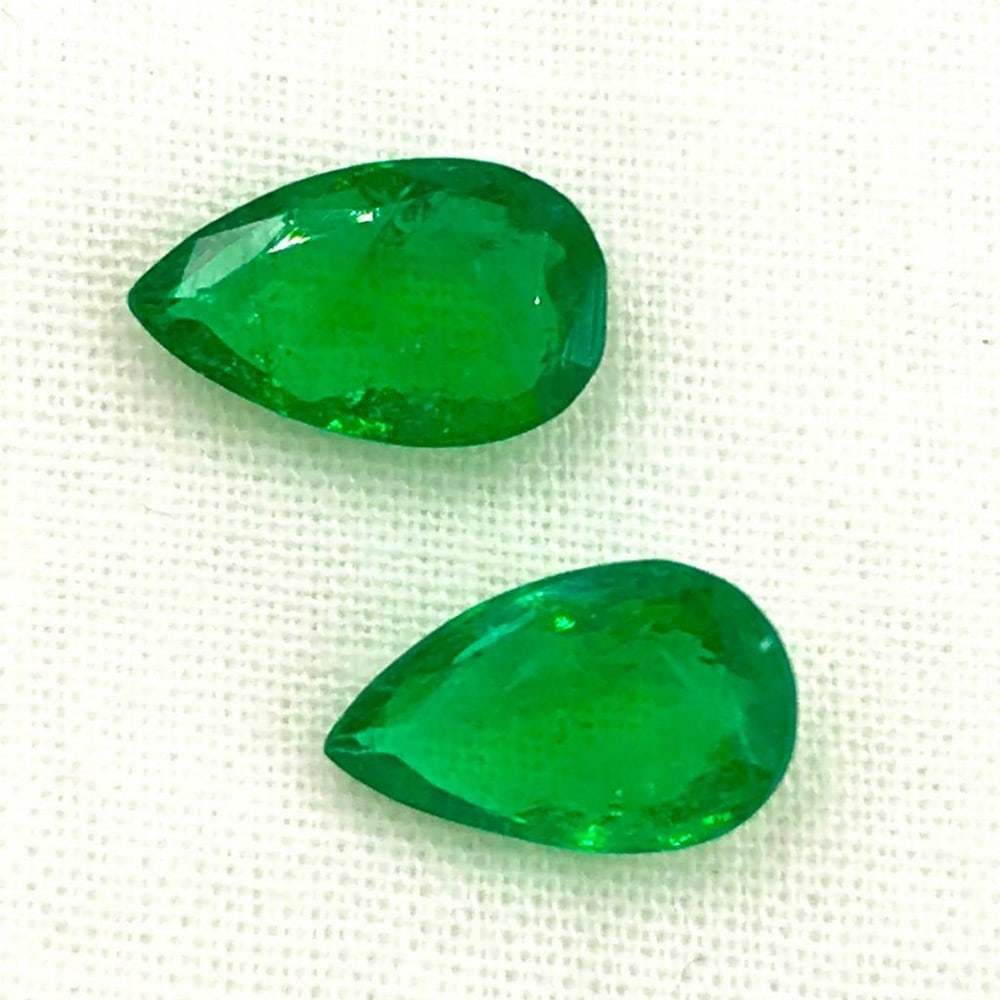 2.8ct Emerald Pear Faceted Pair Gemstones: Emerald Pear Faceted Pair Emerald Zambian origin pear shape pair for earrings , Size- 10.3x6.3 mm, Weight- 2.85 ct View photos for further details.