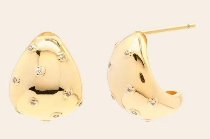 Luminous Teardrop Earrings: Luminous Teardrop Earrings Sleek, sculptural, and effortlessly elegant, these earrings feature a bold teardrop shape that brings both presence and refinement to any look. The high-shine gold vermeil f