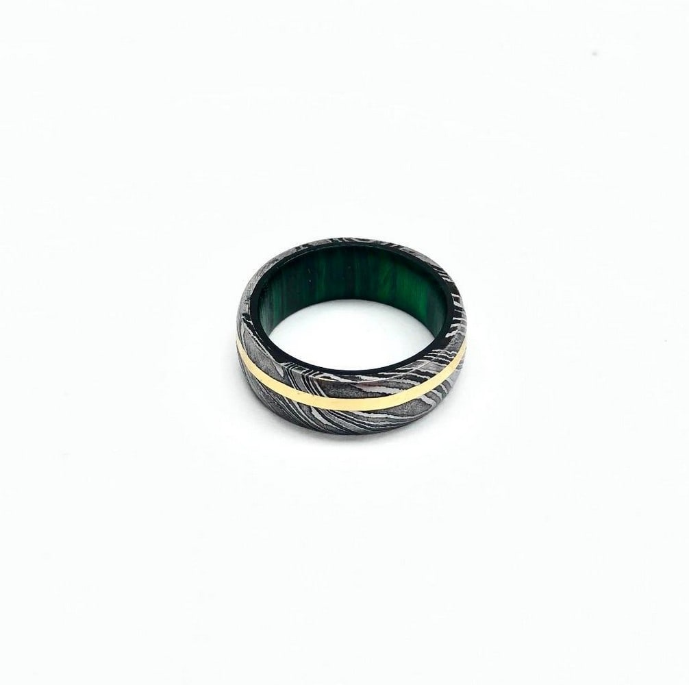 Men's Damascus Steel Ring With Brass Coloured Inlay & Green Hardwood Custom Sleeve: Men's Damascus Steel Ring With Brass Coloured Inlay & Green Hardwood Custom Sleeve. Size 10, View Photos For More Details.