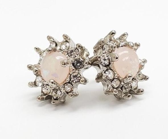 Stunning Ladies Silver Plated Fashion Stud Earrings: For Auction Is Stunning Ladies Silver Plated Fashion Stud Earrings With Inset Semi-Precious Stones. View Photos For More Details.