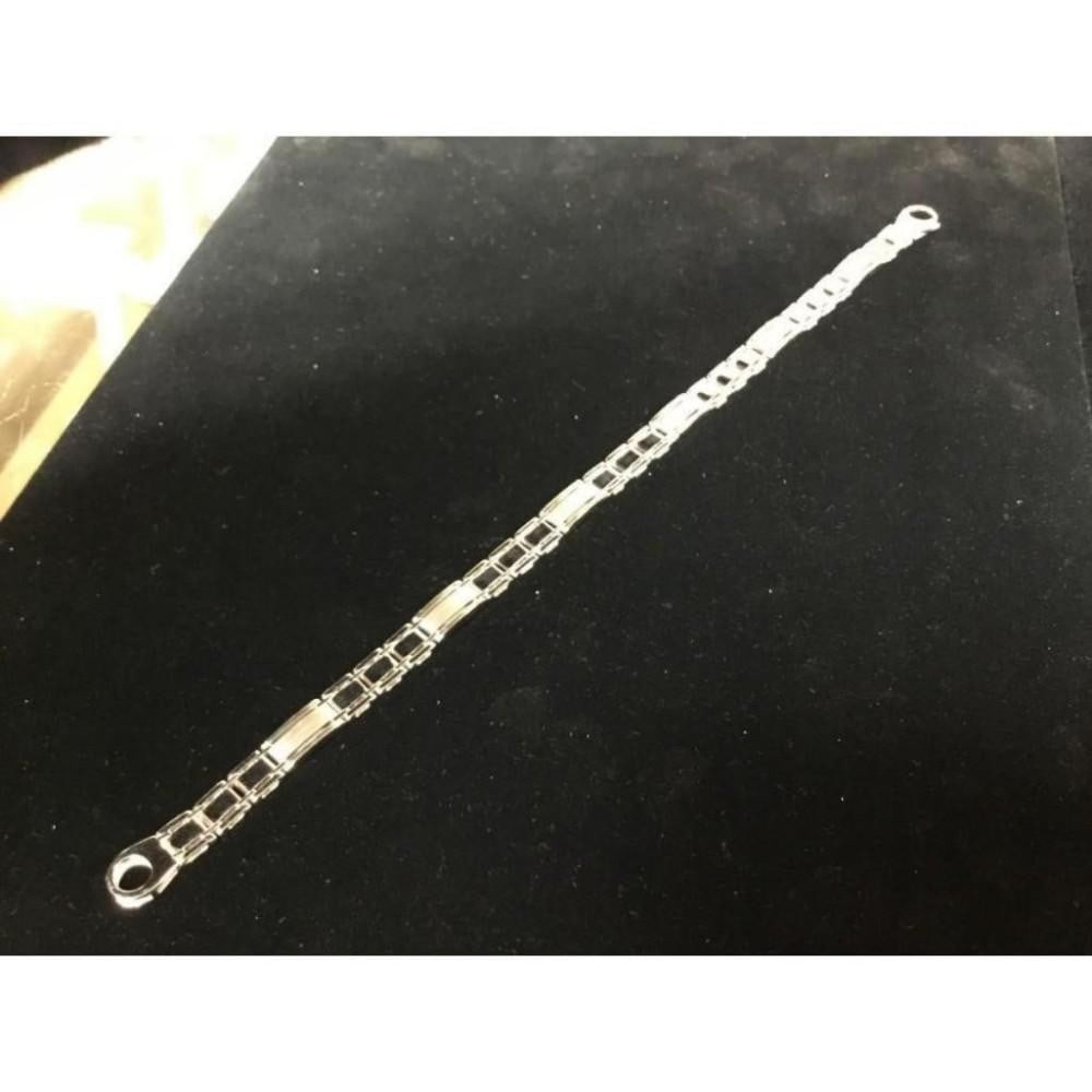 Fine 14K White Gold Custom Made Linked Ladies Bracelet: A Fine 14K White Gold Custom Made Linked Ladies Bracelet. A graceful looking bracelet made of 14K white gold. A great custom design and an even better investment in Italian White Gold. - All item