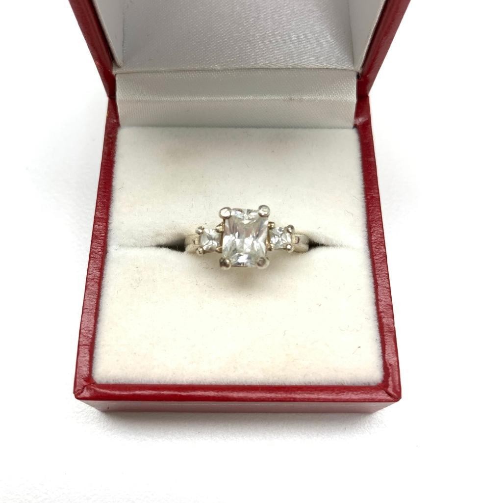 Ladies Size 5 Emerald Cut Crystal in Three Stone Style Silver Tone Ring: Ladies Size 5 Emerald Cut Crystal in Three Stone Style Silver Tone Ring. Please view photos for further details. 
