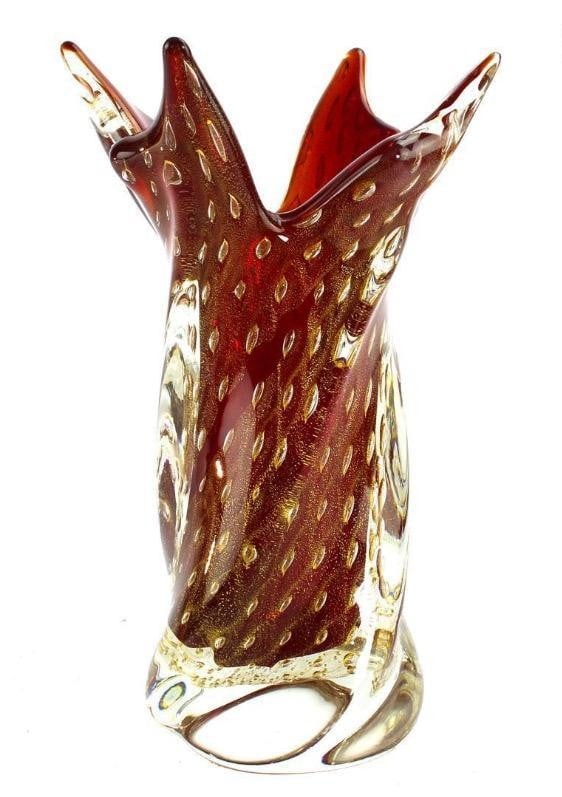 Retro 60s Style Red Venetian Glass Murano Flower Vase: Retro 60s Style Red Venetian Glass Murano Flower Vase Behold the folded glass bowl, a radiant canvas adorned with an artistically designed flower motif in vibrant red, encapsulating the essence of the