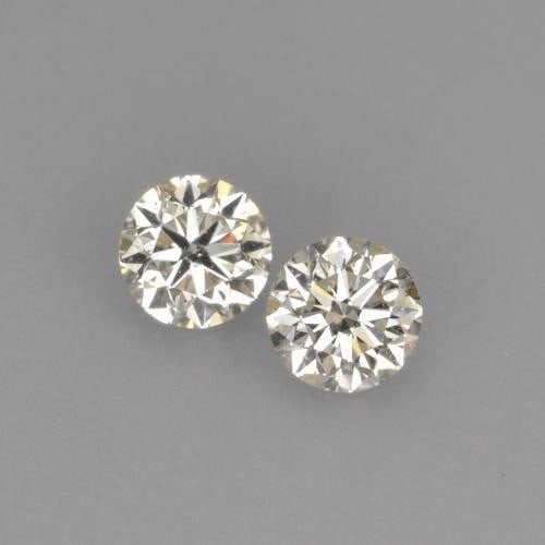 0.18ct Diamond-Cut Warm White Diamonds: 0.18ct Diamond-Cut Warm White Diamonds This lot contains a pair of diamond-cut Diamonds, each at 0.09ct Raw Dimension: 2.8 x 2.8mm Total Carat Weight: 0.18ct Treated: No Please view photos for