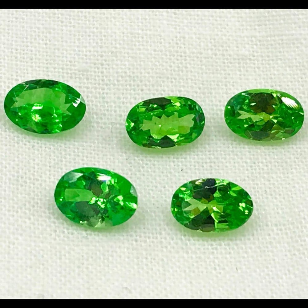 Tsavorite oval faceted, 5 pieces 2.49ct Weight: Tsavorite oval faceted, 5 pieces Tsavorite ovals for jewellery, Size- 6x4 mm, Weight- 2.49 ct View photos for further details.