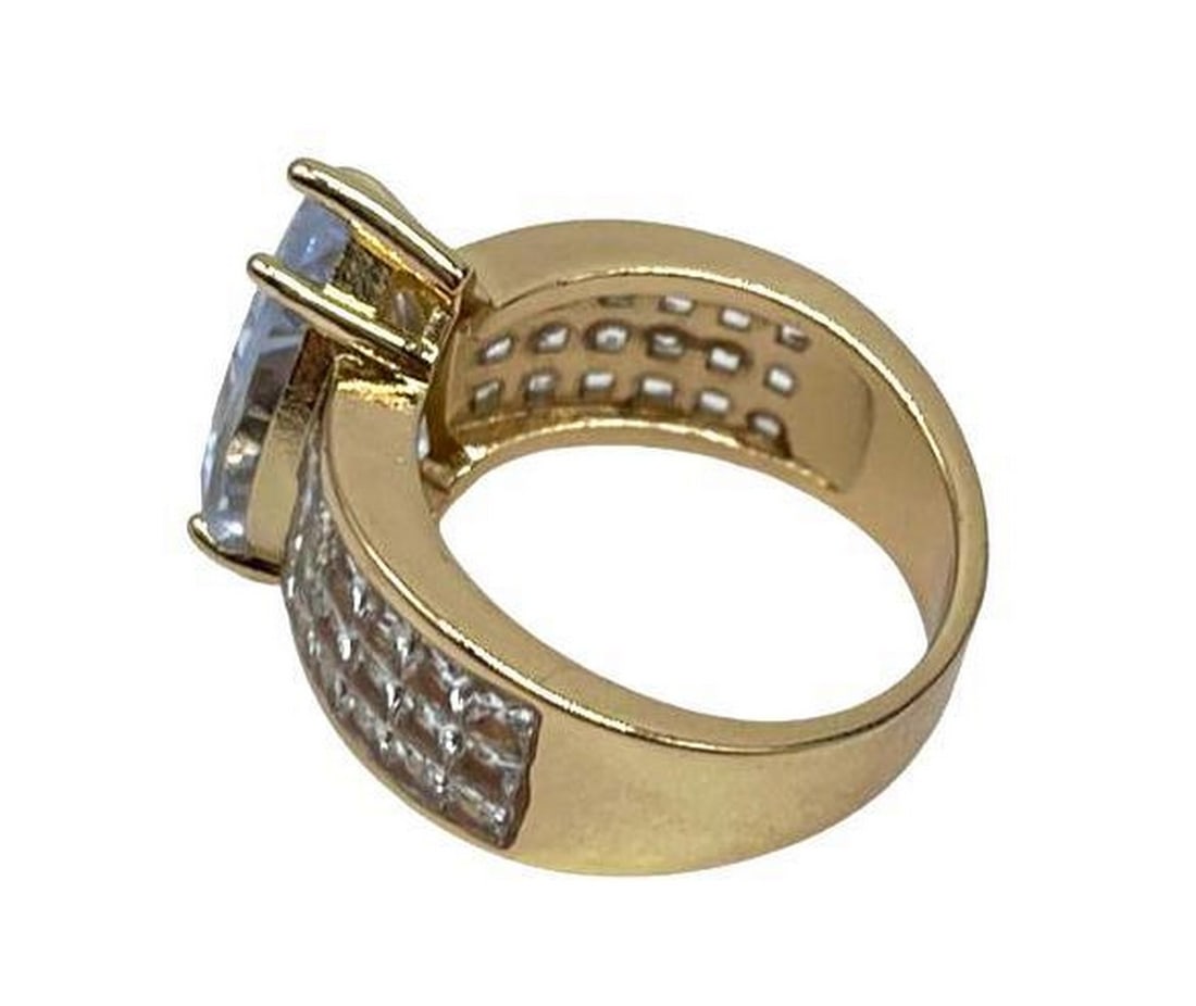Elegant Cocktail Ring in 925 Sterling Silver: Elegant Cocktail Ring in 925 Sterling Silver This ring features a gorgeous pear shaped crystal with additional crystals along the band. This ring is set in 925 sterling silver. Ring size 6 View
