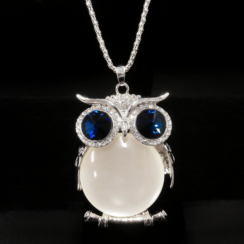 Enchanted Blue & White Owl Pendant On 925 Silver Chain: An Enchanted Blue & White Owl Pendant On 925 Silver Chain. The Owl Displayed Deep Blue Inset Stones For Eyes & Further Complimented By A Crystal Encrusted Hood As It Is Perched On The Silver Tone Bran