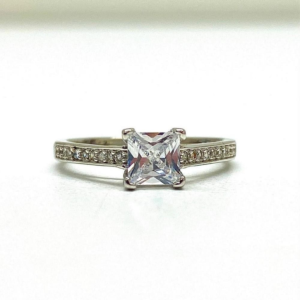 925 Sterling Silver Ring with Cushion-Cut White Stone: 925 Sterling Silver Ring with Cushion-Cut Stone This exquisite 925 sterling silver ring features a sparkling cushion-cut stone at its center. The polished silver band enhances the stone's brilliance,