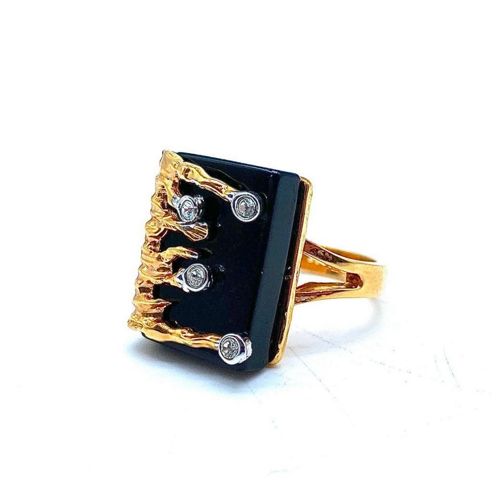 Drippy Onyx Stone and Diamond, 18KTGE Yellow Gold Ring: Drippy Onyx Stone and Diamond, 18KTGE Yellow Gold Ring This striking ring features a bold onyx stone accented with shimmering diamond details, all set in lustrous 18KTGE yellow gold. The fluid,