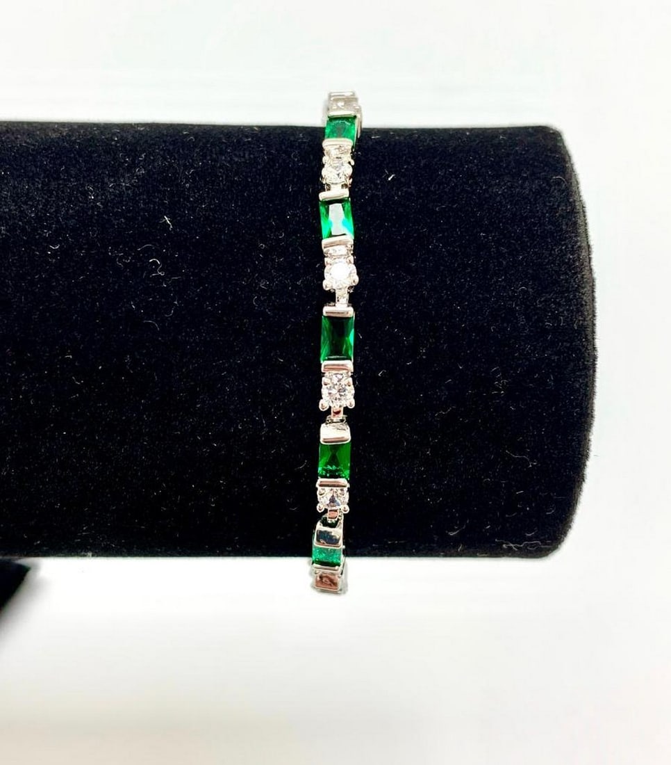 Ladies 1.35ct SYN Emerald Cut Emerald set in 14k Gold Filled Tennis Bracelet: Ladies 1.35ct SYN Emerald Cut Emerald set in 14k Gold Filled Tennis Bracelet. Each stone is at a carat weight 0f .09. Please view photos for further details.