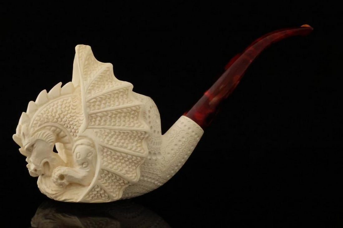 Ornate Dragon Design Block Meerschaum Pipe with Fitted Case: Ornate Dragon Design Block Meerschaum Pipe with Fitted Case This finely crafted Dragon Block Meerschaum Pipe comes complete with a fitted case, combining artistry and functionality. Expertly carved, i