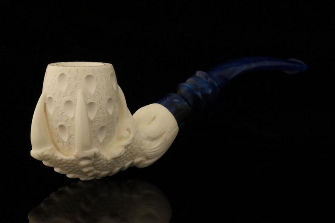 Lattice Eagle's Claw Meerschaum Pipe with Fitted Case: Lattice Eagle's Claw Meerschaum Pipe with Fitted Case This finely crafted Lattice Eagle's Claw Meerschaum Pipe features a detailed eagle claw design with a lattice pattern, combining elegance and arti