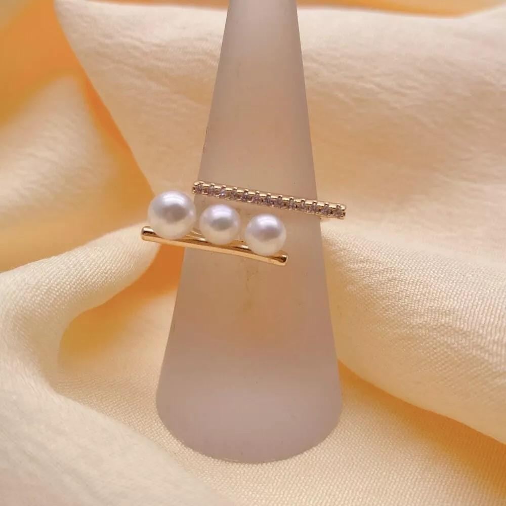 Yellow Gold Plated Freshwater Pearl Ring: Yellow Gold Plated Freshwater Pearl Ring This yellow gold plated ring features a lustrous freshwater pearl at its center, offering a perfect blend of elegance and simplicity. The warm, rich tone of th