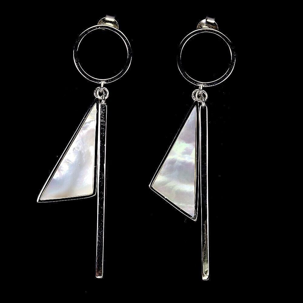 26mm x 10mm - Contemporary Natural Mother Of Pearl Sterling Silver Earrings: 26mm x 10mm - Contemporary Natural Mother Of Pearl Sterling Silver Earrings TYPE OF METAL: 925 STERLING SILVER PLATE: 14K WHITE GOLD MAIN STONE: MOTHER OF PEARL TOTAL WEIGHT: 8.88 GRAM View Photos For