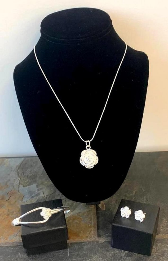 Silver Blossom Elegance Set: Silver Blossom Elegance Set Graceful and timeless, the Silver Blossom Elegance Set captures the beauty of nature in full bloom. Crafted from luminous sterling silver, this coordinated necklace, bracel