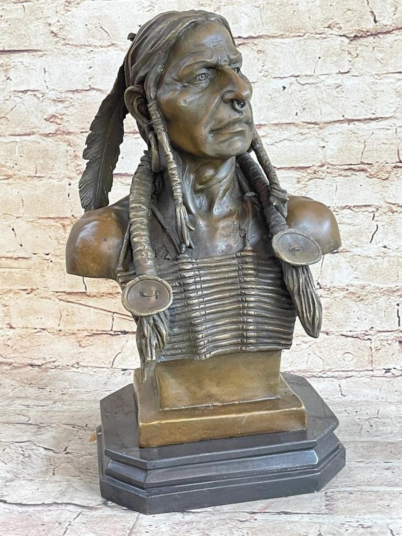Authentic Native American Warrior Chief Bronze Bust Sculpture On Marble Base - Signed By Artist -: Presenting an extraordinary bronze bust, this remarkable artwork depicts a Native American warrior chief with an awe-inspiring gaze that captivates the observer. Radiating spiritual fortitude, he embo