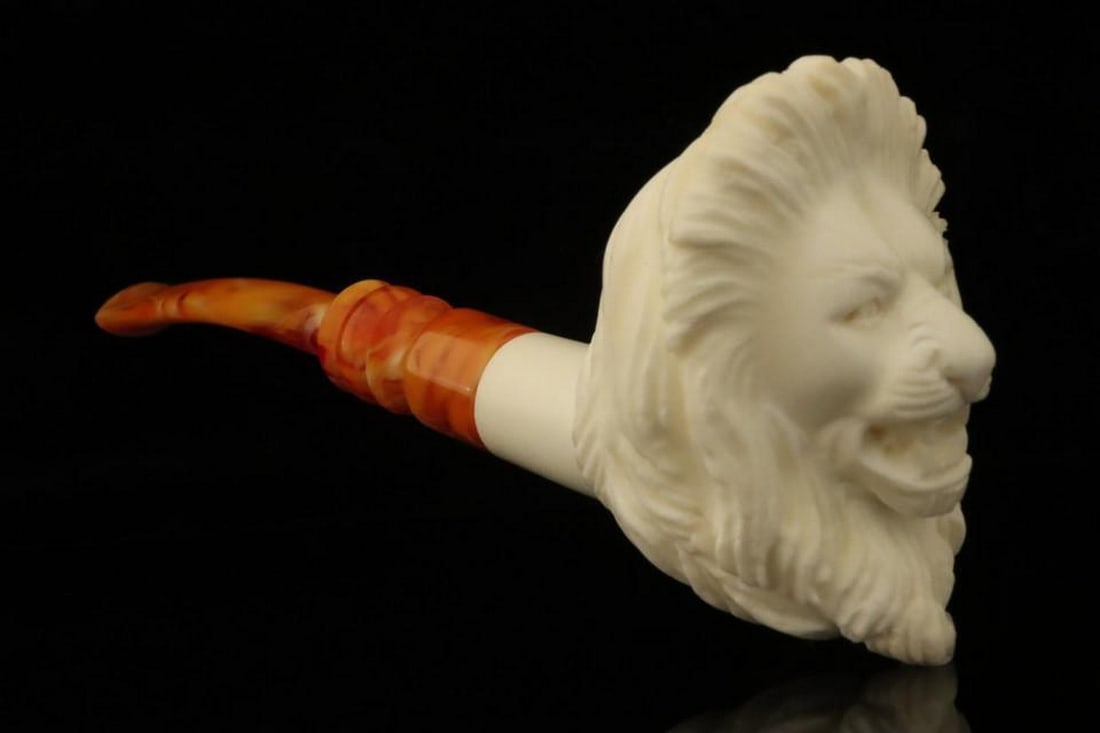 Lion Carved Block Meerschaum Pipe with Fitted Case: Lion Carved Block Meerschaum Pipe with Fitted Case This hand-carved block meerschaum pipe features a majestic lion design, highlighting the craftsmanship and artistry of traditional meerschaum work.