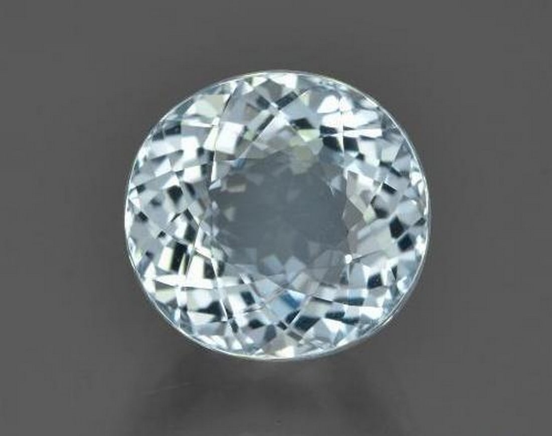 5.18 ct Natural Light Aqua Blue Aquamarine, Oval Portuguese-Cut, VVS, Madagascar: 5.18 ct Natural Light Aqua Blue Aquamarine, Oval Portuguese-Cut, VVS, Madagascar Natural aquamarine weighing 5.18 carats, cut in an oval Portuguese facet with light aqua blue color. The gem measures 1