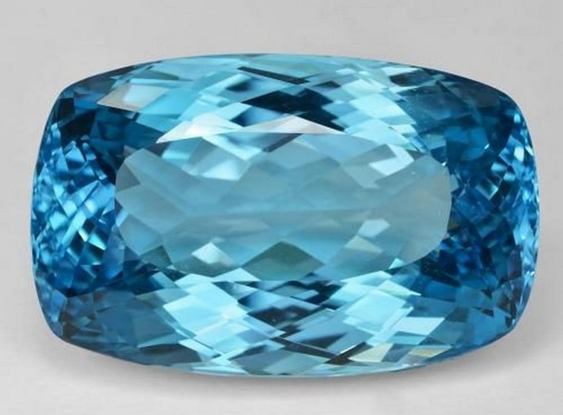120.92 ct Cushion-Cut Swiss Blue Topaz - Necklace Gemstone: 120.92 ct Cushion-Cut Swiss Blue Topaz - Necklace Gemstone Introducing the Cushion-Cut Swiss Blue Topaz, a striking gemstone designed to make a statement in any necklace. Its vivid Swiss Blue color ca