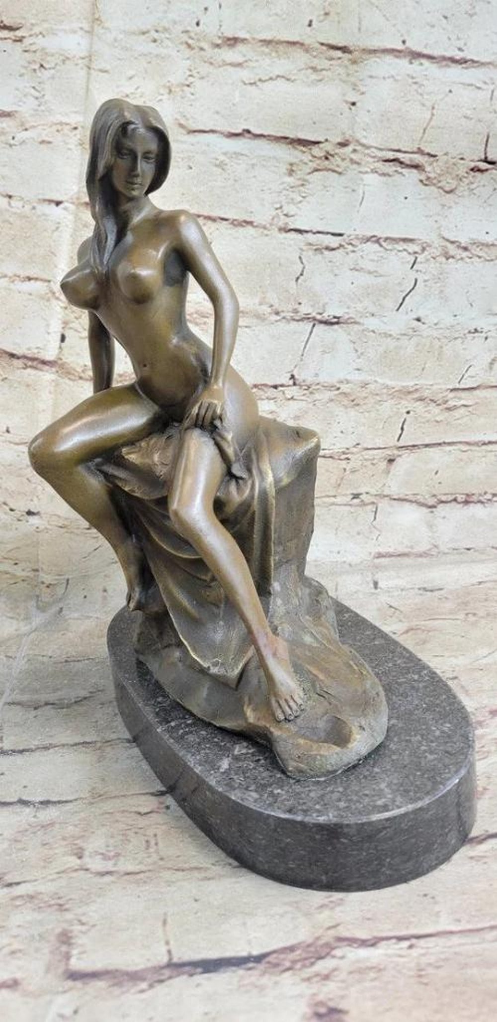 Bronze Nude Model Sculpture with Seductive Pose: Bronze Nude Model Sculpture with Seductive Pose Capturing the essence of a tranquil girl seated with downcast eyes, this pose embodies the revival of innocence. The artist skillfully portrays a form o