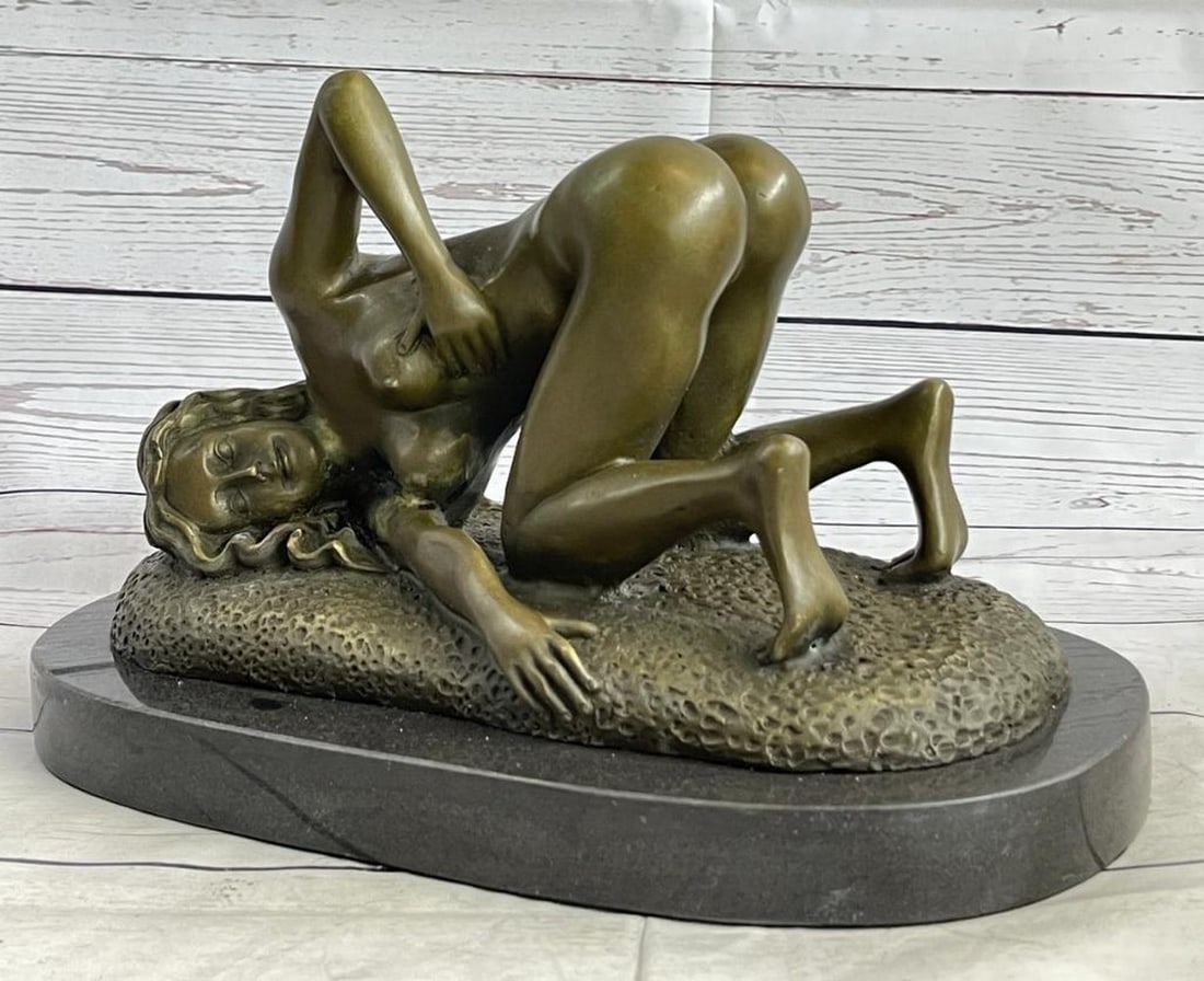 Erotic Nude Female Bronze Statue: Erotic Nude Female Bronze Statue This exquisite bronze sculpture captures sensual beauty in a graceful, alluring pose, highlighting the natural curves and elegance of the female form. The rich brown p