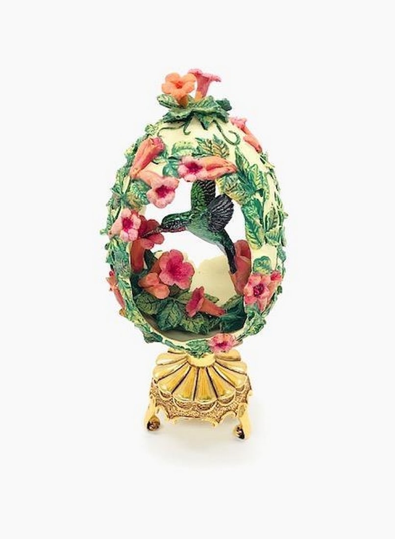 Franklin Mint Trumpet Vine Hummingbird Faberge Egg On Gold Toned Stand: Franklin Mint Trumpet Vine Hummingbird Faberge Egg On Gold Toned Stand. "House Of Faberge" Stamp On Base Of Stand. This Beautiful Figure Would Make A Great Gift For A Loved One, Or An Incredible Mantl