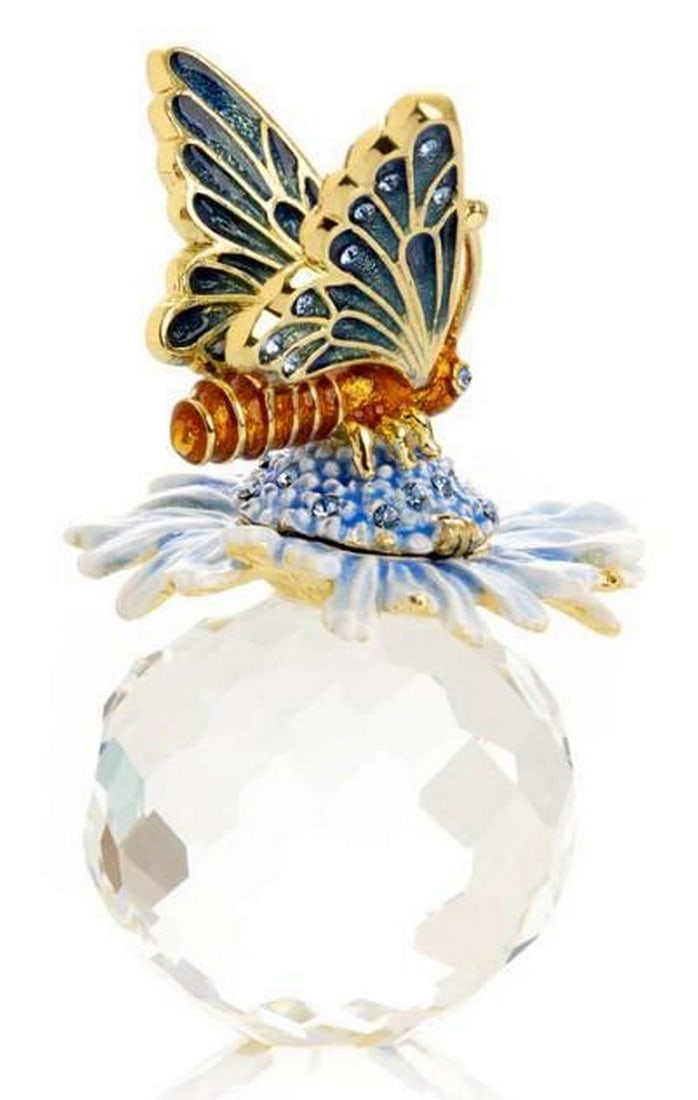 Floral Elegance with Butterfly Crystal: Floral Elegance with Butterfly Crystal Delicately crafted, this crystal trinket box features a graceful butterfly perched atop a blooming flower, capturing a moment of natural beauty. The sparkling fa