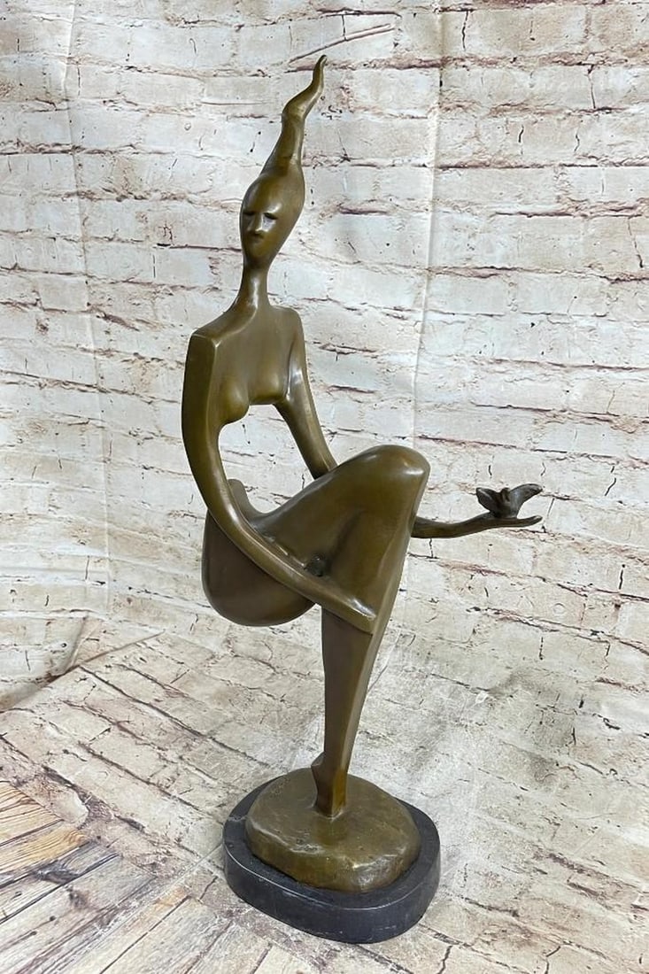 Sitting Abstract Figure Bronze Sculpture: Sitting Abstract Figure Bronze Sculpture The Abstract Modern female nude was created by Picasso. He staged this nude in different ways. This representation shows the nude in a state of contemplation. 