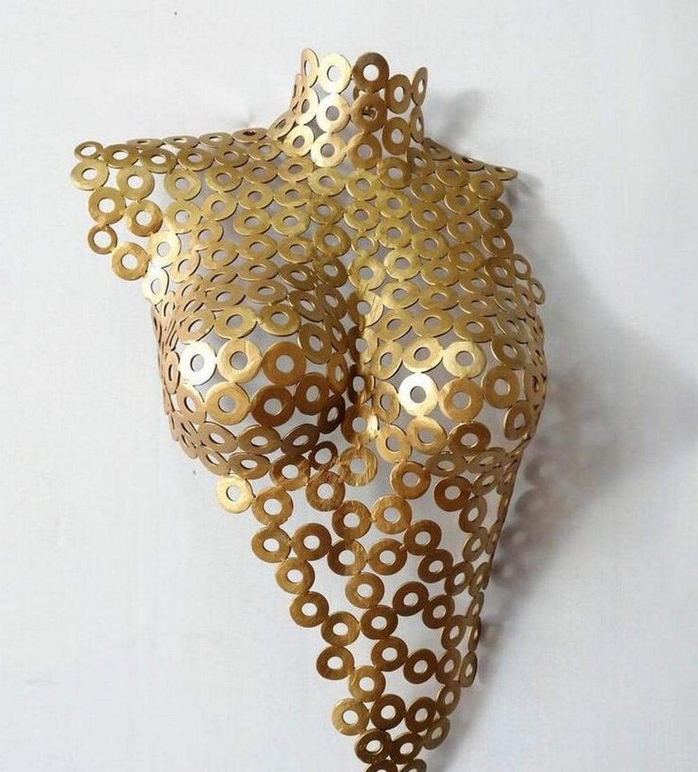 Doodle Art Metal Bust Sculpture: Doodle Art Metal Bust Sculpture This captivating metal bust sculpture combines abstract artistry with a modern, doodle-inspired design. Handcrafted and welded from metal, it captures the essence of th