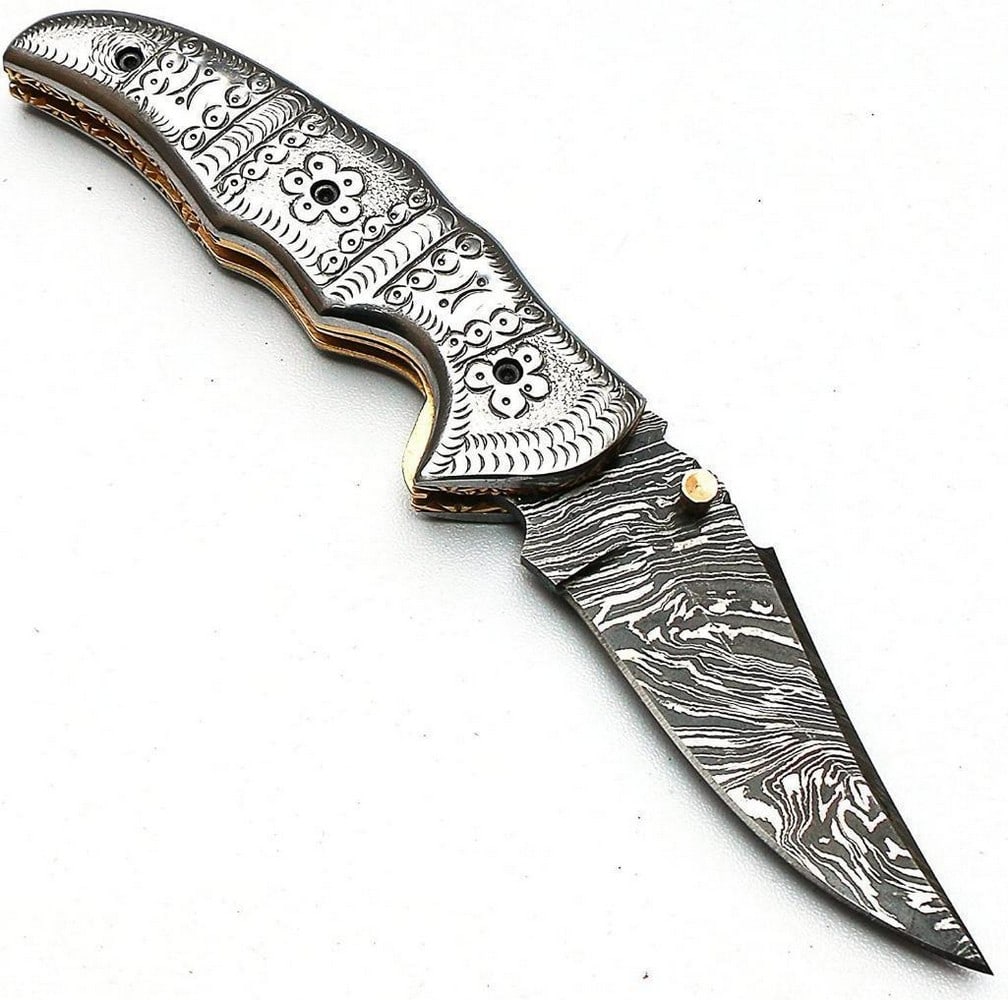 Brass & Damascus Steel Handled Flip Knife With Damascus Trailing Point Blade: Brass & Damascus Steel Handled Flip Knife With Damascus Trailing Point Blade Introducing our Brass & Damascus Steel Handled Flip Knife, a harmonious fusion of aesthetics and performance. The Damascus