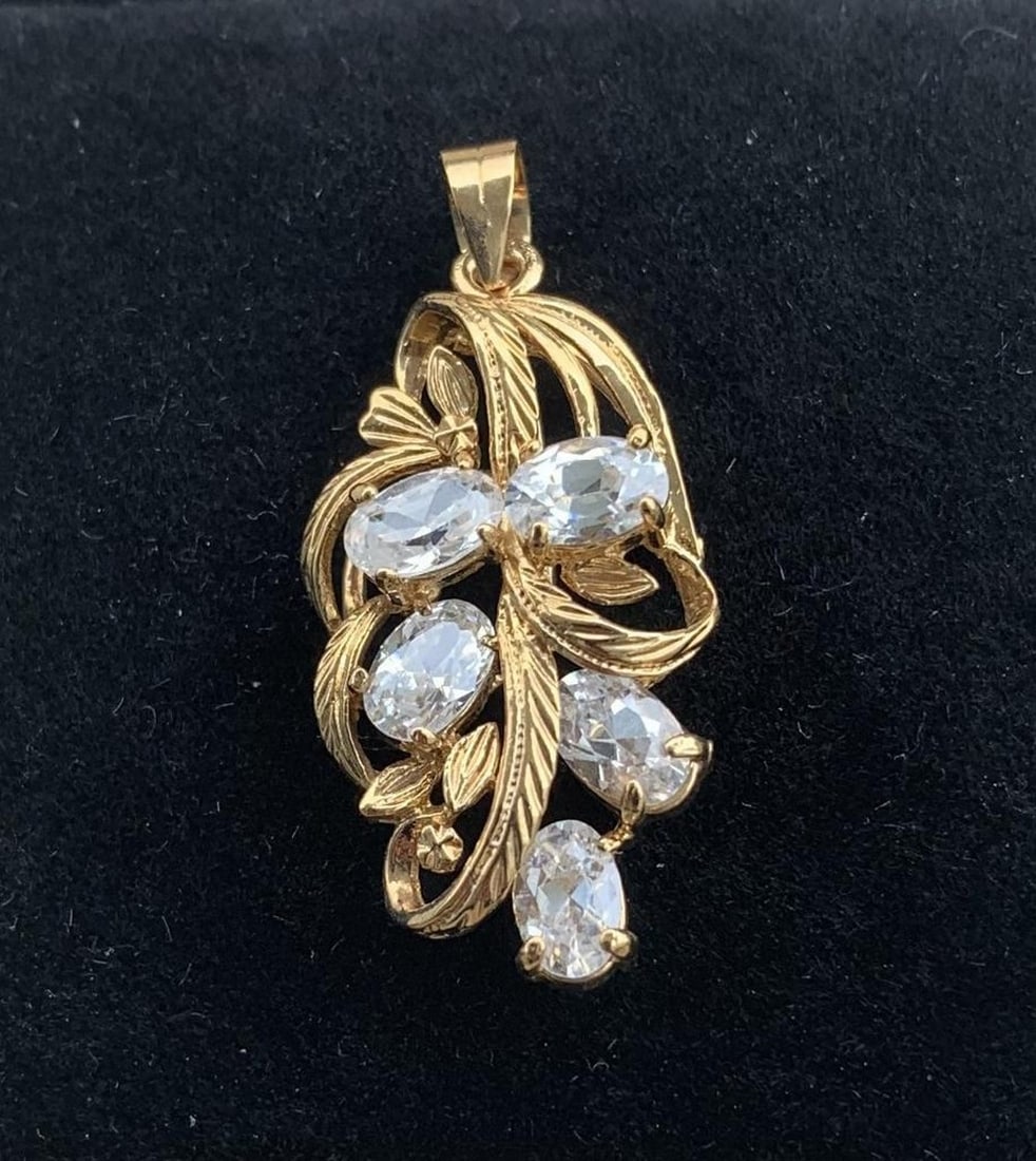 Dolphin Ore Pendant with Swarovski Cubic Zirconia Crystals: Dolphin Ore Pendant with Swarovski Cubic Zirconia Crystals This shimmering Dolphin Ore pendant showcases the brilliance of Swarovski cubic zirconia crystals in an elegant, eye-catching design. Expertl