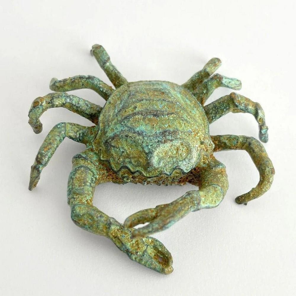 Aged Copper Crab Statuette - (0.9lbs): Aged Copper Crab Statuette - (0.9lbs) This captivating crab statuette features finely carved patterns that highlight the charm of this marine creature. Crafted from high-quality copper-zinc alloy