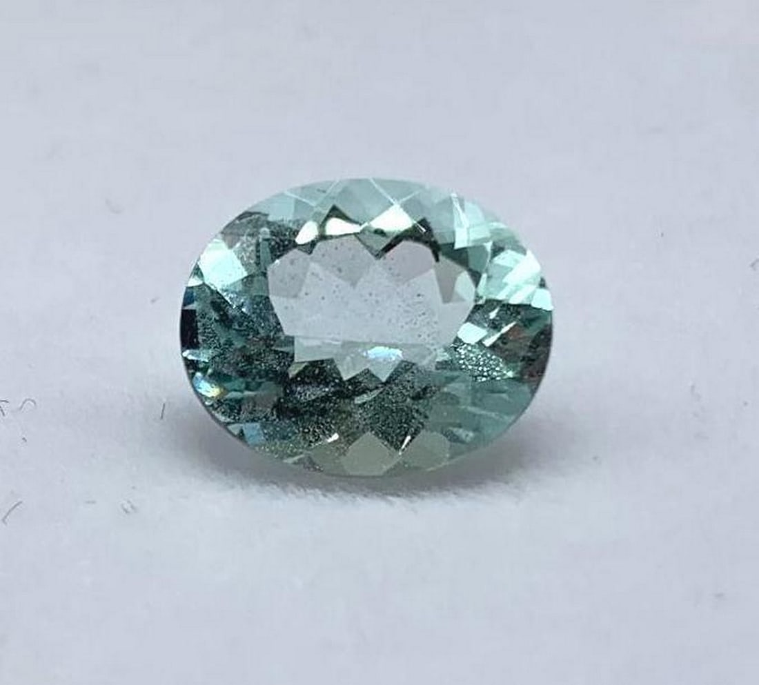 2.8ct Oval Cut Light Blue Aquamarine Gemstone: 2.85ct Oval Cut Light Blue Aquamarine Gemstone Size: 10.76mm x 8.94mm Total Carat Weight: 2.85ct Untreated Stone has a light blue hue and no noticeable inclusions giving it an amazing transparency.