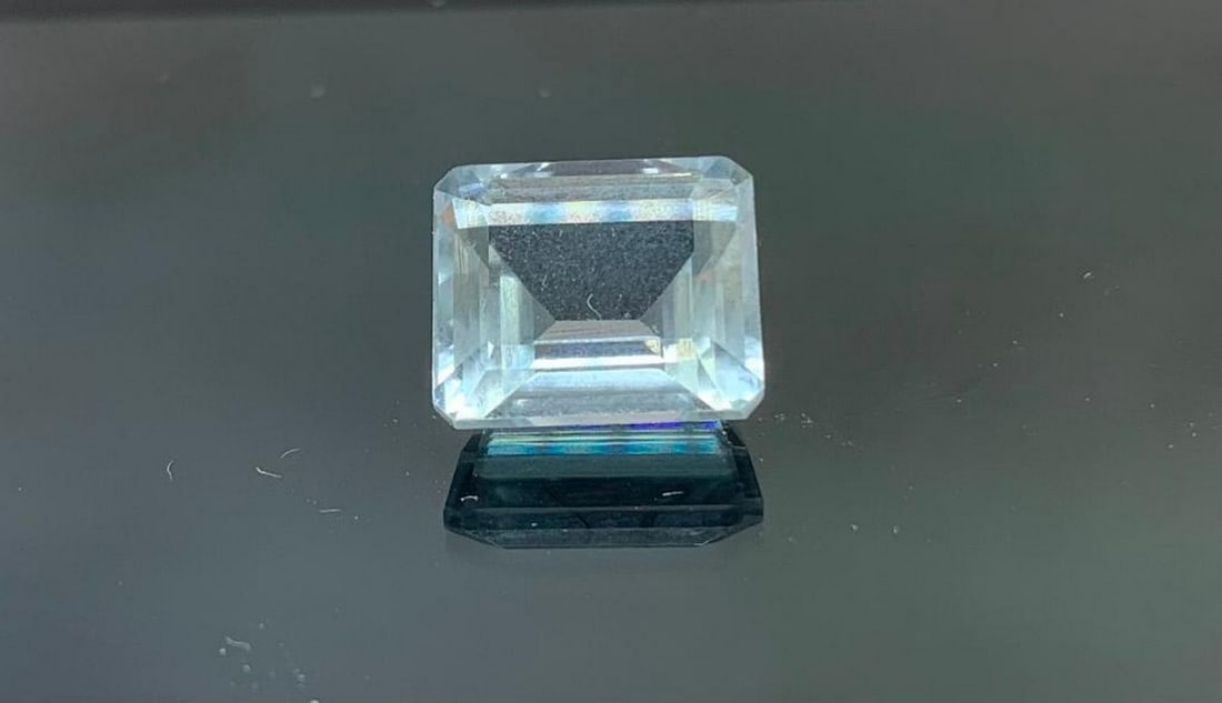 4.41ct Emerald Cut Lagoon Blue Aquamarine Gemstone: 4.41ct Emerald Cut Lagoon Blue Aquamarine Gemstone Boasting a captivating lagoon blue hue, this gemstone exudes a sense of serenity and tranquility, reminiscent of clear tropical waters. Its color is 