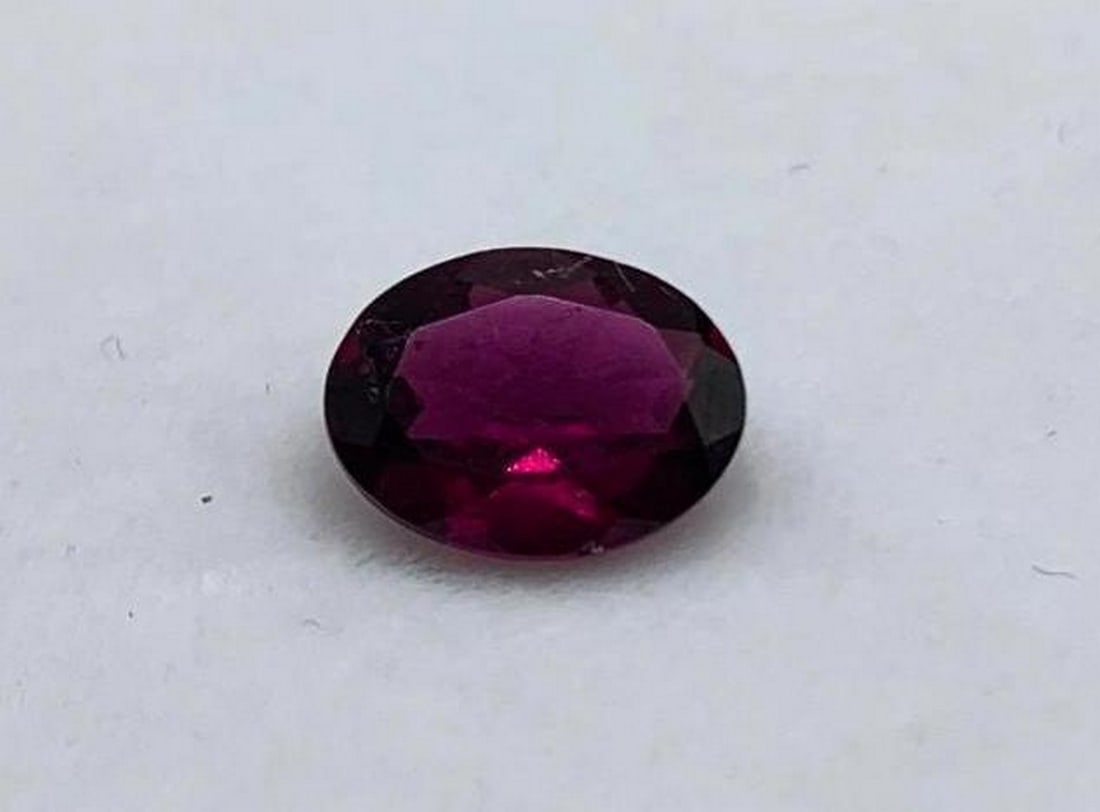 2.22ct Oval Cut Rhodolite Garnet Gemstone: 2.22ct Oval Cut Rhodolite Garnet Gemstone Size: 9 x 7mm Total Carat Weight: 2.22ct Untreated Origin: Kenya Color: Magenta Purple Please view photos for further details.