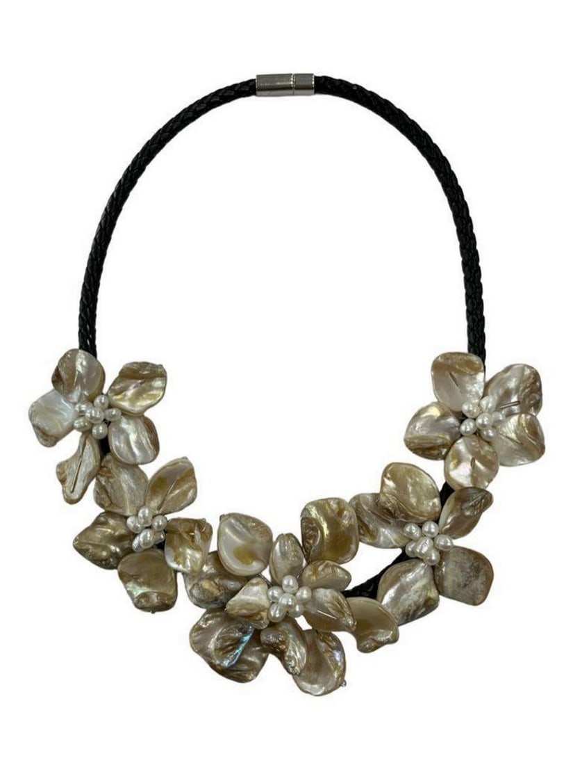 Large Flower Pearl Statement Necklace: Large Flower Pearl Statement Necklace This piece of jewelry beautifully combines elegance and boldness. The flowers are crafted with meticulous attention to detail, showcasing delicate petals and