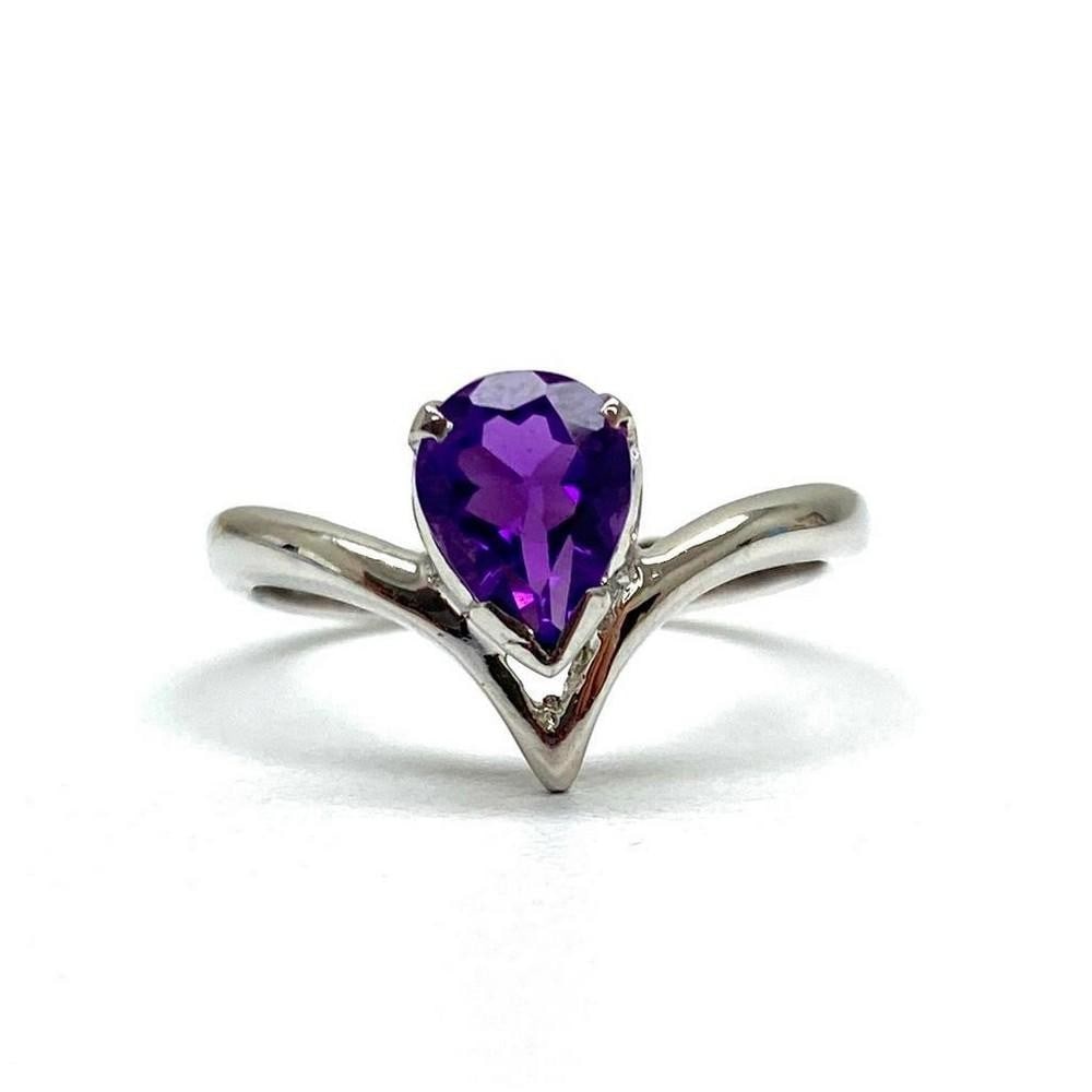 925 Sterling Silver Ring with an Teardrop Amethyst Gemstone in a Teardrop Setting: 925 Sterling Silver Ring with an Teardrop Amethyst Gemstone in a Teardrop Setting. The crystals represent purification and connection to spiritual and divine beings. The meaning of amethyst is attache