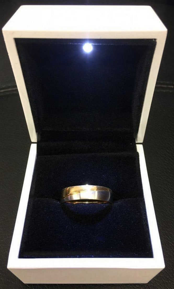 18kt Gold Plated Size 10 Men's Cross Band Ring With LED: 18kt Gold Plated Size 10 Men's Cross Band Ring. Comes in White Enameled LED Ring Box. View Photos For Further Details