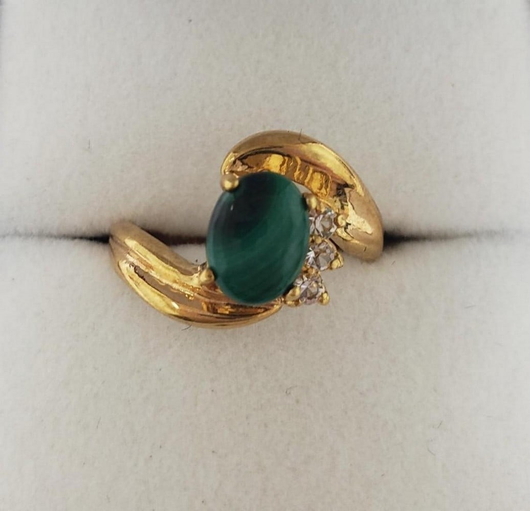 Exquisite Ladies 1.40 ct Green Malachite Gemstone Oval Cut Ring: Exquisite Ladies 1.40 ct Green Malachite Gemstone Oval Cut 18 KGP Ring. The Brilliant Green Color Defines This Striking Ring. This Beautiful Ring Adds A Graceful Touch To Any Outfit. Malachite Is One