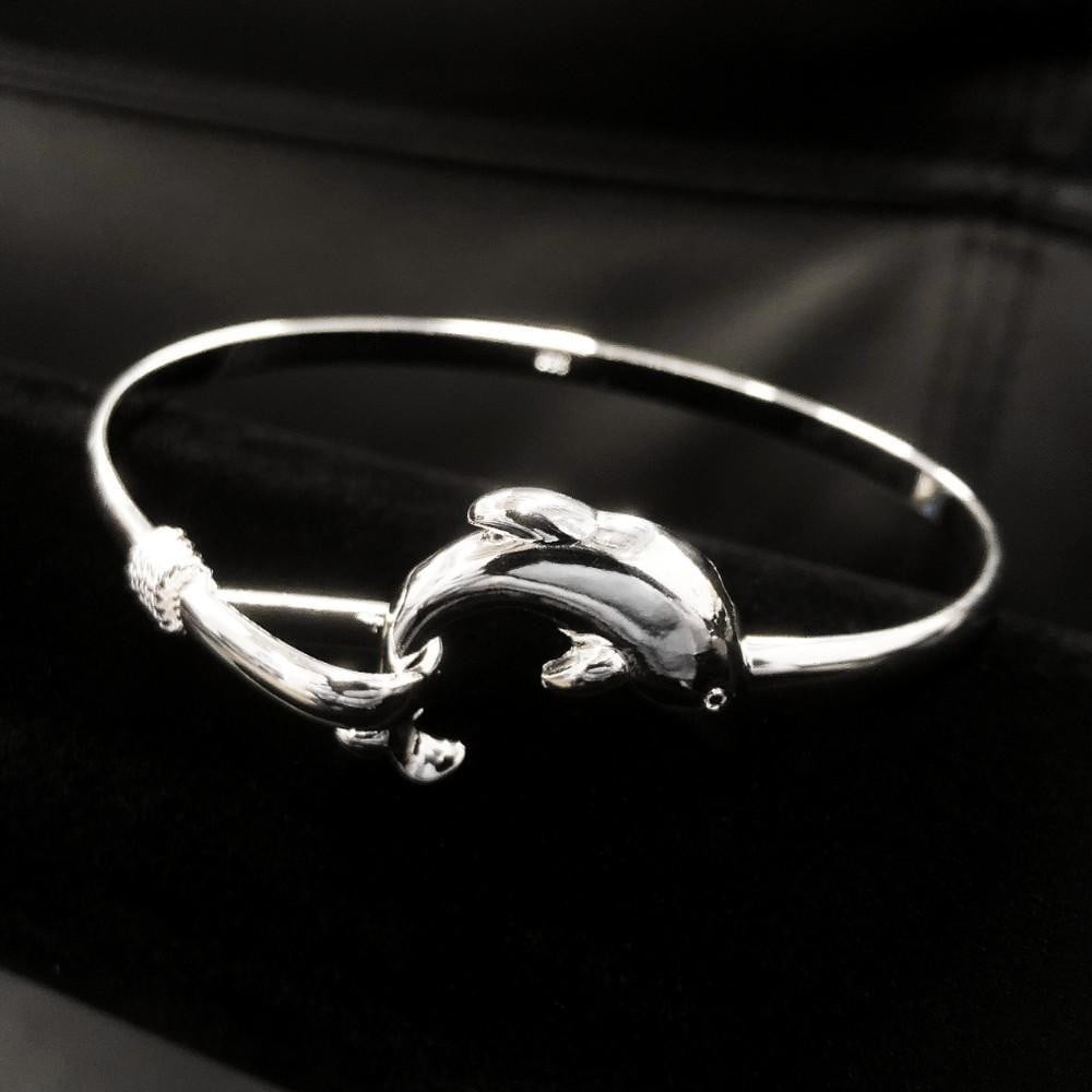 Beautiful Ladies 925 Sterling Silver Dolphin Bangle: Beautiful Ladies 925 Sterling Silver Marked Dolphin Bangle. This Gorgeous Piece Can To Worn To Any Occasion. View Photos For Further Inspection.