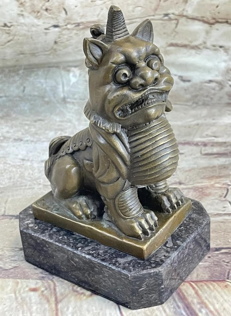 Chinese Foo Dog Guardian Lion Bronze Sculpture: Chinese Foo Dog Guardian Lion Bronze Sculpture This is a bronze sculpture of a " Foo Dog" which are Chinese guardian lions, known also as Imperial guardian lions. They are believed to have power