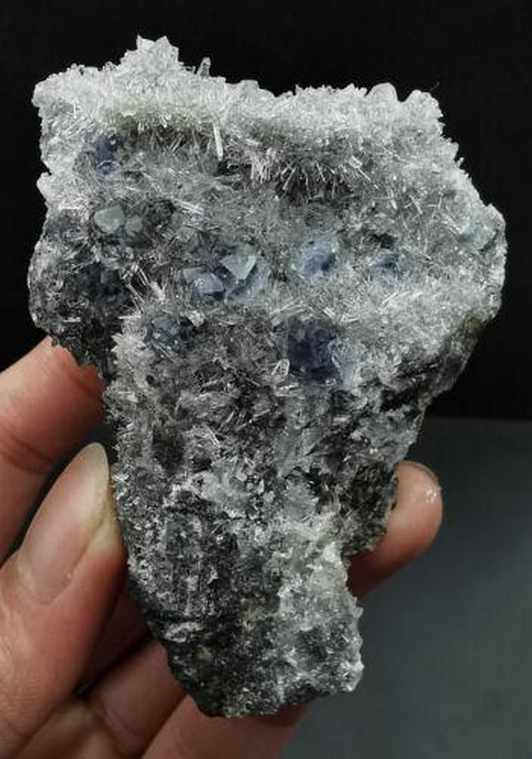 140G RARE NATURE BLUE FLUORITE QUARTZ CRYSTAL MINERAL SPECIMEN: 140g Rare Nature Blue Fluorite Quartz Crystal Mineral Specimen Fluorite is rating a 4 on the Mohs Hardness Scale. Weight- 140g Length- 62mm Width- 37mm Height- 79mm View Photos For Further Detail.