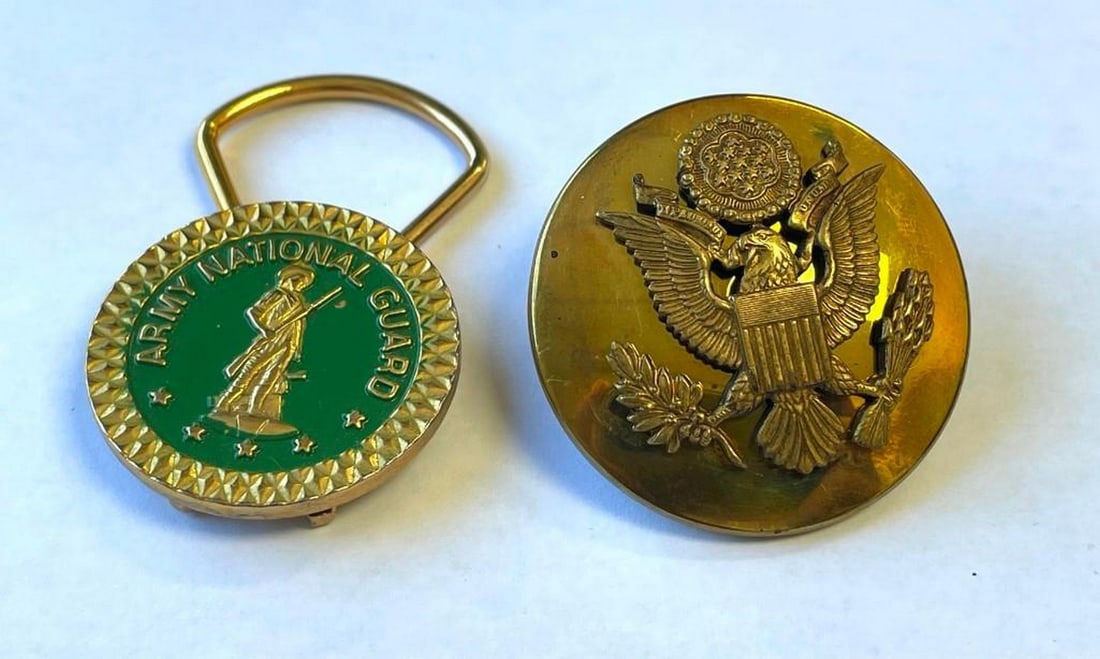 US Army National Guard Keychain And USA Eagle Button Pin: US Army National Guard Keychain And USA Eagle Button Pin These Two Items Are Worn And Used As Symbols Of United States Of America. The Button Pin Was Worn By Soldiers In The World Wars And Has The Fam