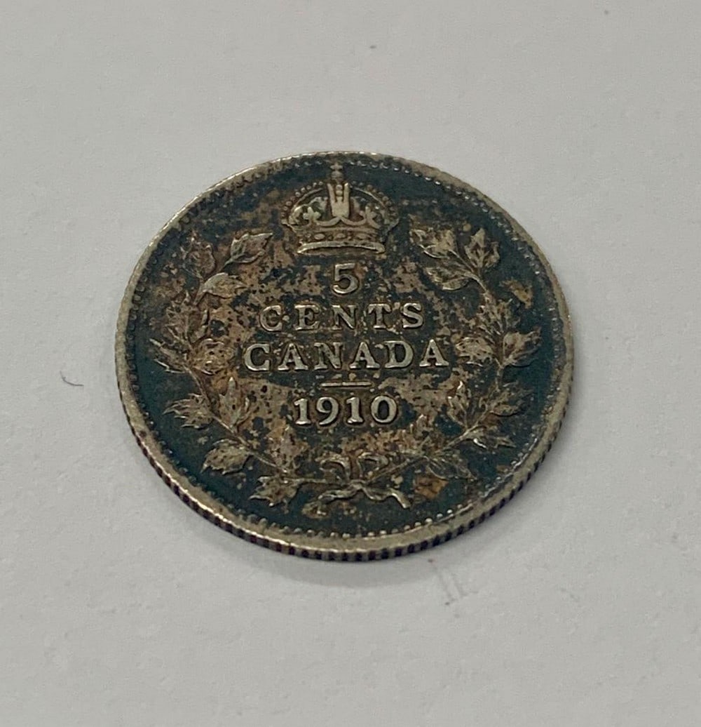 1910 Canada EF Grade Silver 5 Cent. Round Leaves Bow Tie: Obverse The portrait in right profile of Edward VII is surrounded with the inscription " EDWARDVS VII D. G. REX IMPERATOR" Lettering: EDWARDVS VII D.G.REX IMPERATOR DES. Translation: Edward VII,