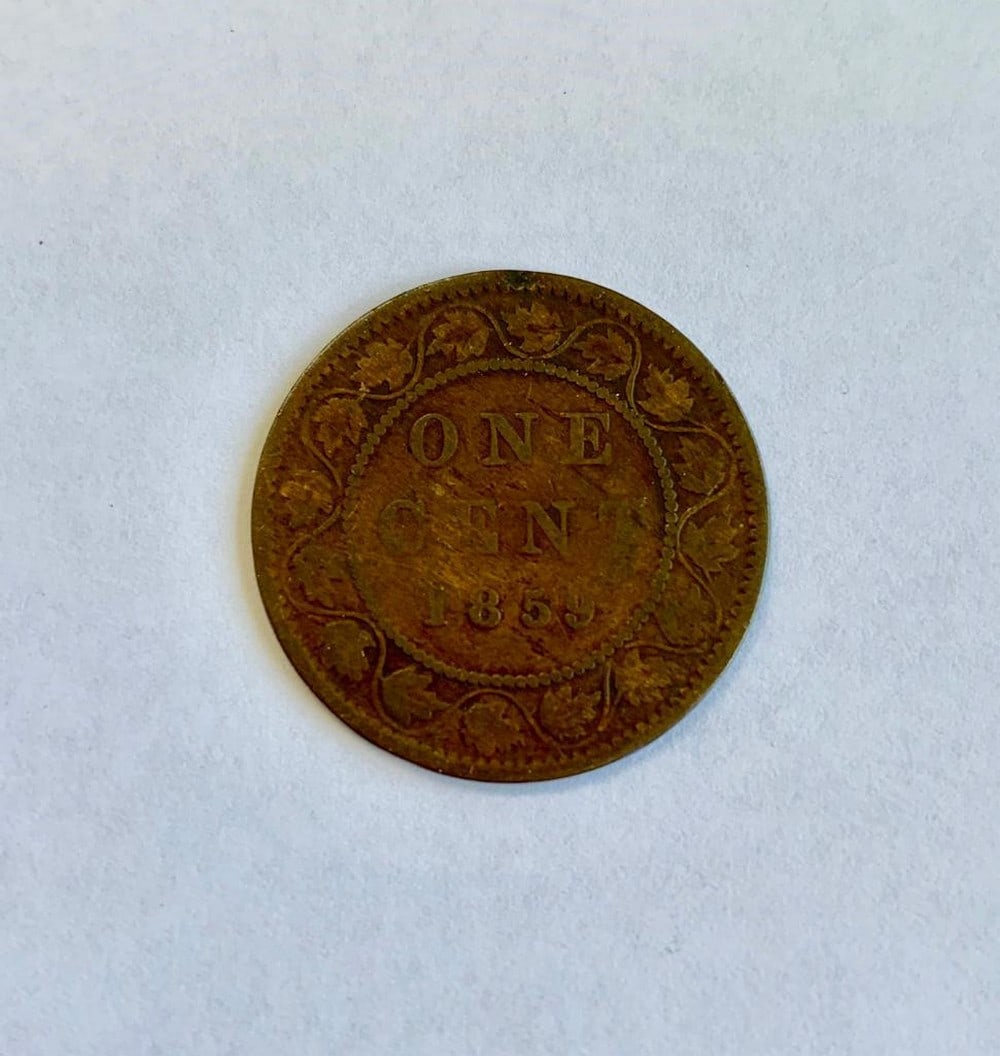 1859 CANADIAN LG 1 CENT - VICTORIA: Obverse Portrait of the very young Queen Victoria wearing a laurel wreath. Lettering: VICTORIA DEI GRATIA REGINA. CANADA Engraver: Leonard Charles Wyon Reverse Face value and date in wreath made of a