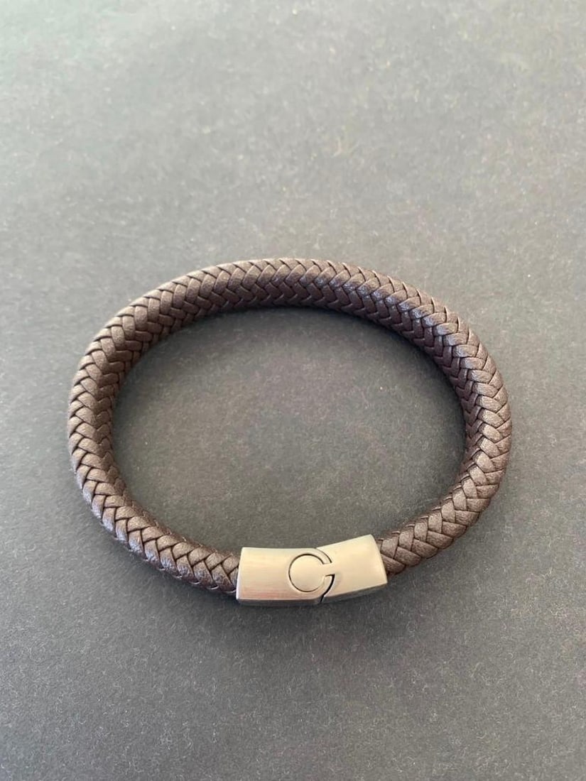 Charming Brown Leather Magnetic Clasp Bracelet: Charming Brown Leather Magnetic Clasp Bracelet This stylish bracelet features smooth brown leather paired with a secure magnetic clasp for effortless, comfortable wear. Its simple yet charming design