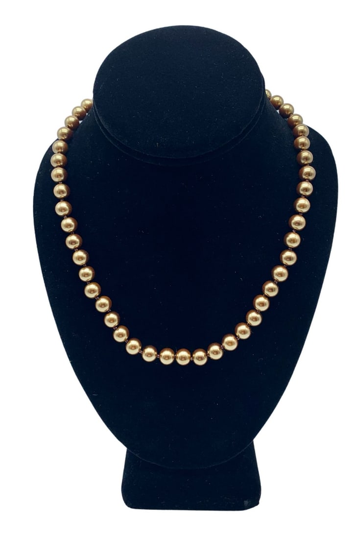 18'' Gold Tone Pearl Shape Necklace With Marked Vintage Clasp: 18" Gold Tone Pearl Shape Necklace With Marked Vintage Clasp. An Lustrous Beaded Necklace That Has Soft Hues Of Bronze & Gold. A Classic Design Sporting A Vintage Shell Hook Clasp That Is Marked.