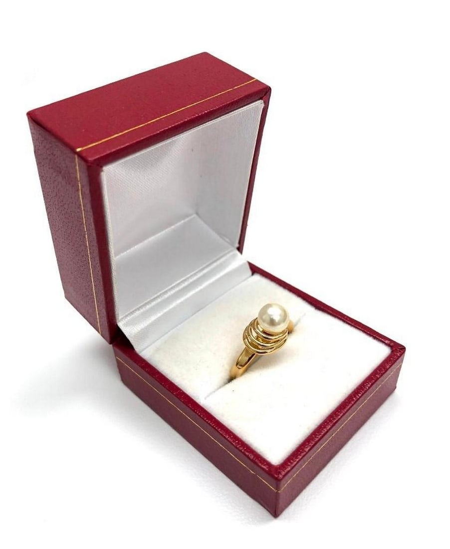 Size 7 Pearl In 18KTGP Yellow Gold Electroplate Finish Ring: Size 7 Pearl In 18KTGP Yellow Gold Electroplate Finish Ring. Nickel Allergy Free, Base Metal- Brass, 18KTGP Yellow Gold Electroplate Finish. Rings Have 120 Mils 18kt Gold Finish, Signed D.O. 18KTGE Vi